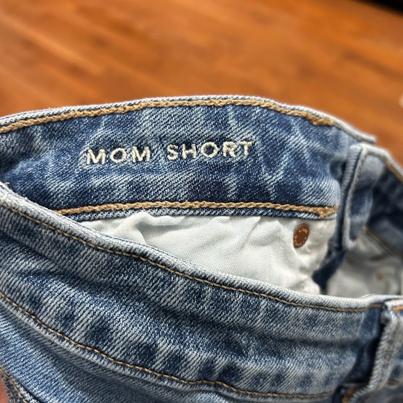 American Eagle Outfitters Distressed Blue Jean Mom Short Size 6 - Picture 6 of 6